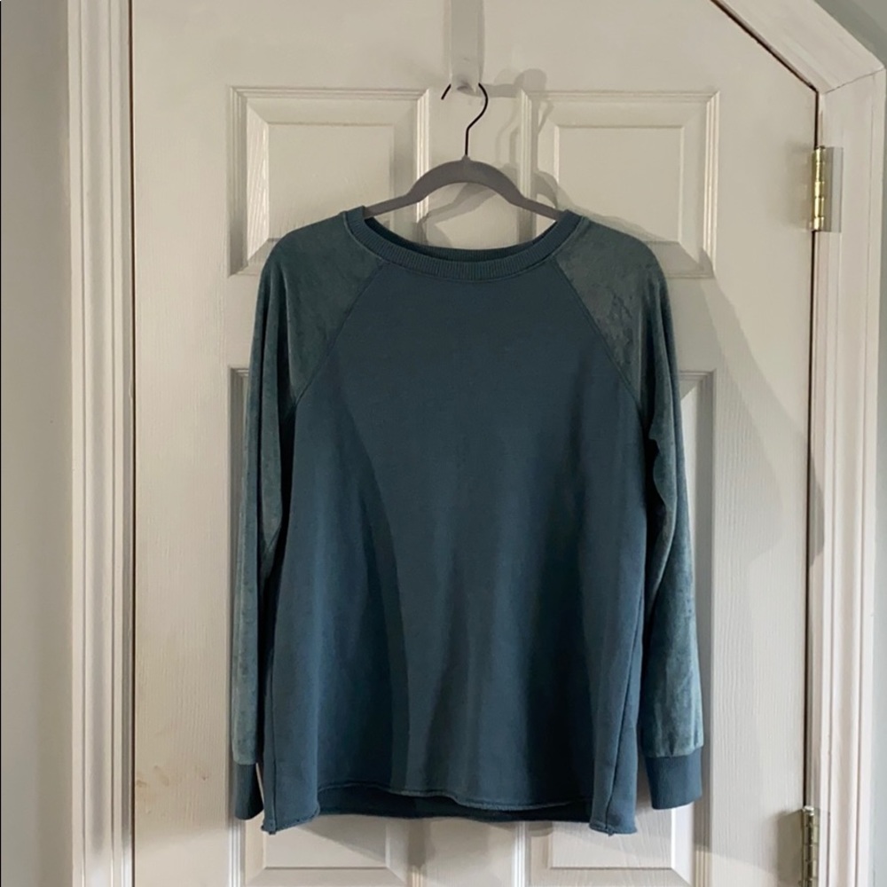 long sleeve AE top with velvet sleeves